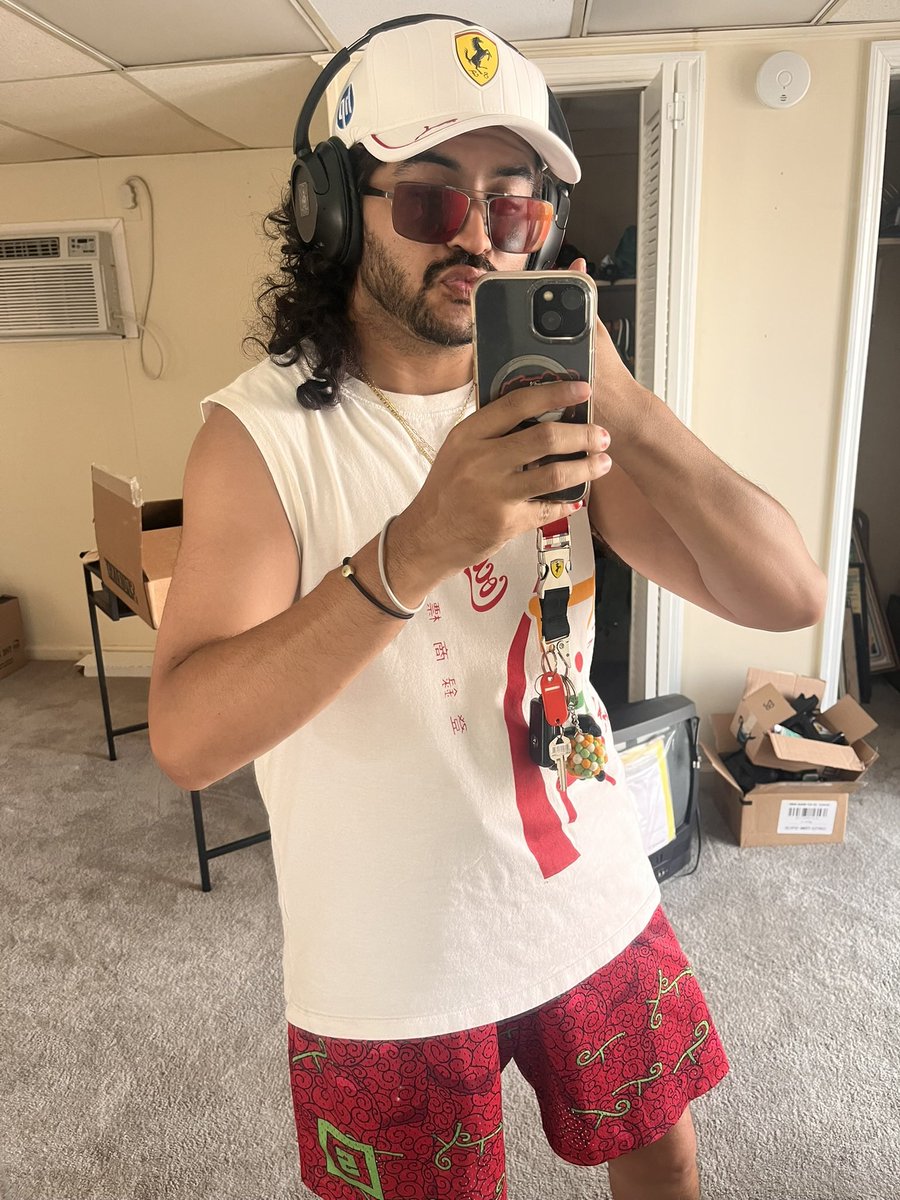 MangoEmoji's tweet photo. The mirror in the new spot makes me look short(I’m average height) https://t.co/8nFjwHdWft