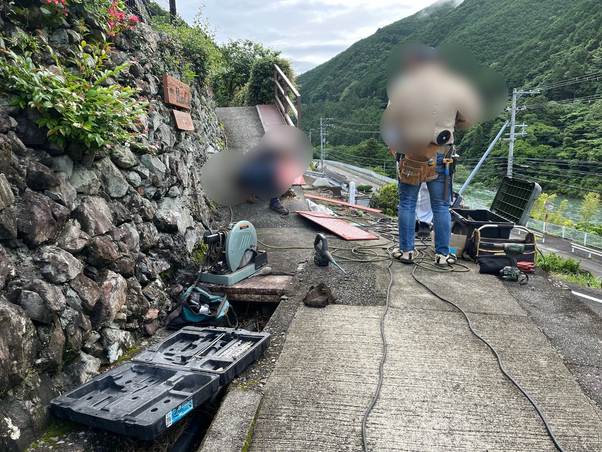 hidacub1's tweet photo. 🔸お店の前のスロープ拡張工事が始まりました。

ヒダカブ、本日6/8（月）は16:00までオープンします。（バイクでのスロープ通行はできません。隣家の駐車場をお借りしてますので、そちらをご利用下さい） https://t.co/Y3VbX0A7sr