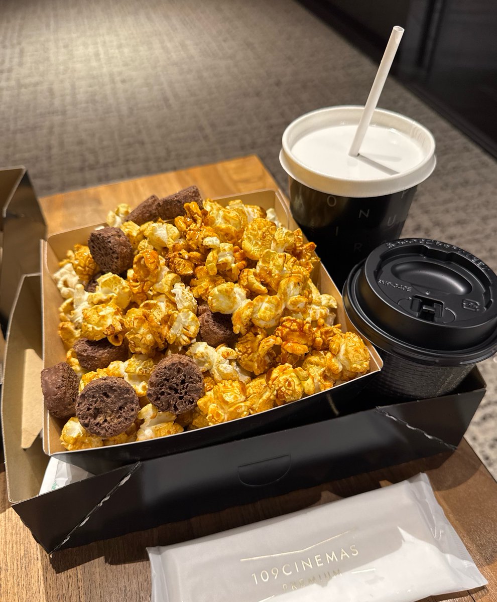 AccKfa's tweet photo. 出遅れのウィキッド🥰

上映している映画館が限られていた都合で初めてプレミアムシネマへ
これはハマりそう🎥✨ https://t.co/WsKXsNZHyJ