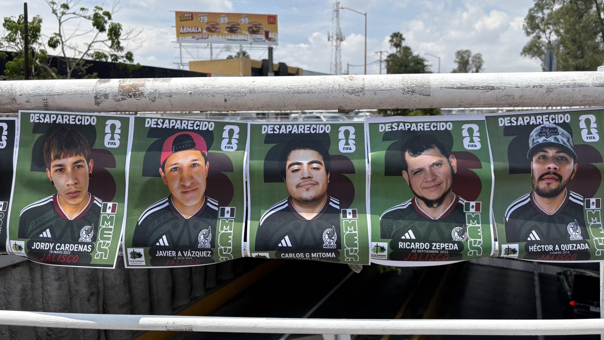 torreszam's tweet photo. Familiares de desaparecidos colocan la ficha búsqueda de sus hijos o hermanos con la camiseta de la selección mexicana, en la Glorieta de la Calma. El mundial no puede distraerlos de este problema #GDL https://t.co/aHRfOr8XjR