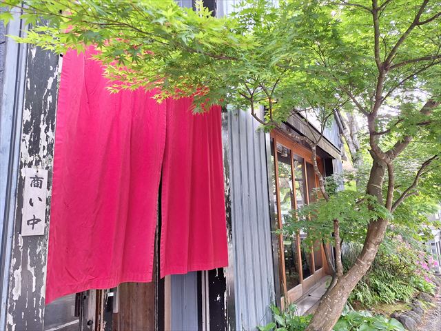 metabolisan's tweet photo. 昨日まで軽井沢。のんびりしてたんだけど意外なほど疲労が残ってる。爽やかな気候で歩き過ぎたか！？今日は通院日、家でおとなしくしたかった

川上庵本店のかも南蛮そば2750円、熟成感あるカエシ、鴨の赤身が旨かった。東京にもあるけど、ズズッ。妻の分を含めると普段の一週間分の食費って
#蕎麦 https://t.co/gsIwcpQLzk