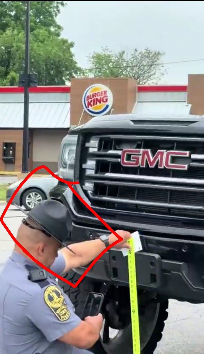 steelfan1982's tweet photo. @gecffmn Truck cant be more squatted than these dumb ass hats 🤣 https://t.co/Le9A6v62z5