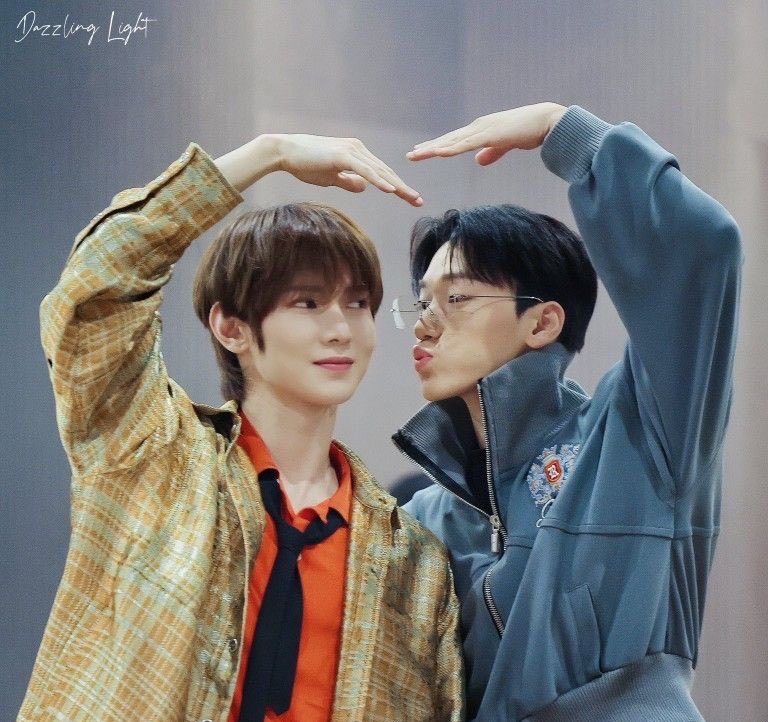 iLy300O's tweet photo. a snsng socmed au ❣️

in which ysng finds out about sn’s secret private account and chaos ensues https://t.co/QV9Xs0h8bx