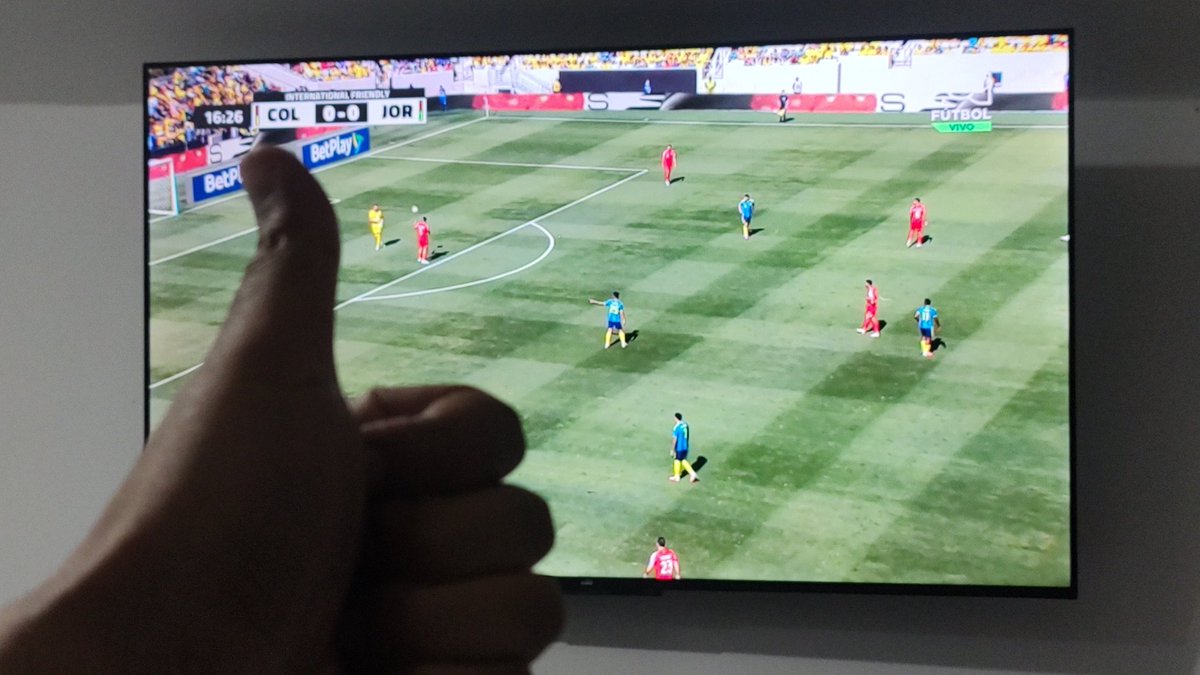 yimmys's tweet photo. #hoyrespiromundial @CanalRCN @DeportesRCN @EduardoLuisFut   acá acostado en modo mundial, este es el canal en el que veremos todos los partidos del mundial 🙂 a Razos a todo el equipo te trabajo, desde Bogotá https://t.co/MvsFeA4yp1