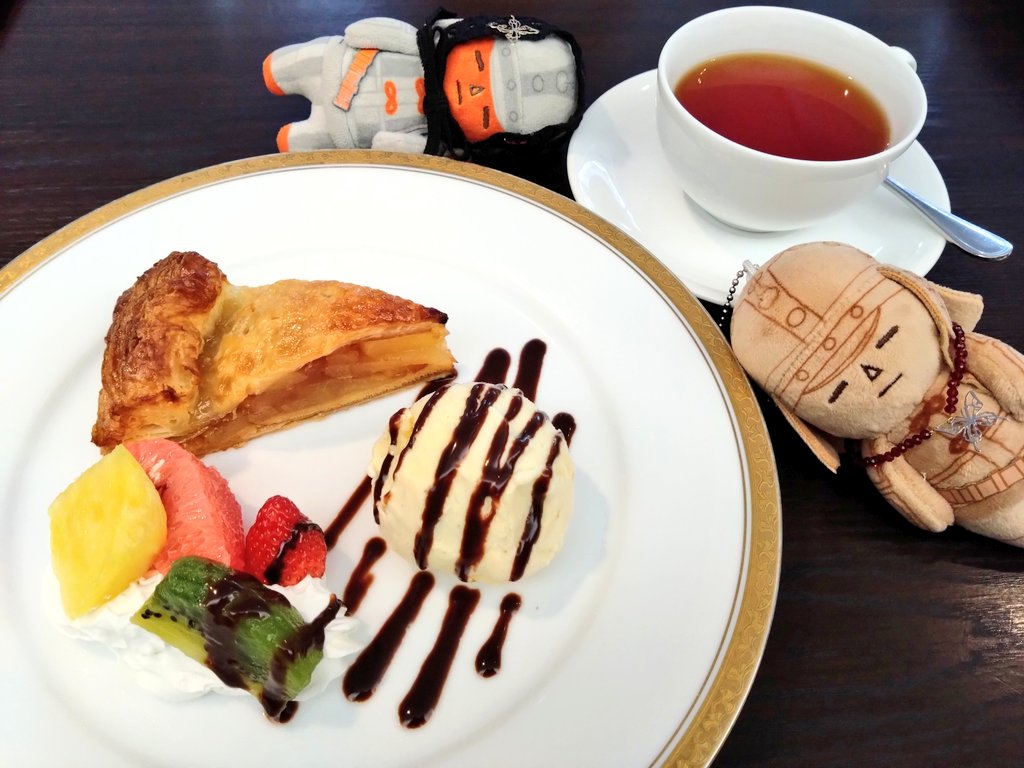 1nyan7's tweet photo. 後半も行けました。
せっかく閉館までいたので、暗くて全然見えない武人達を撮っておいた！
本番のハロハロも食べてきた✨ https://t.co/vjsF2OciTI