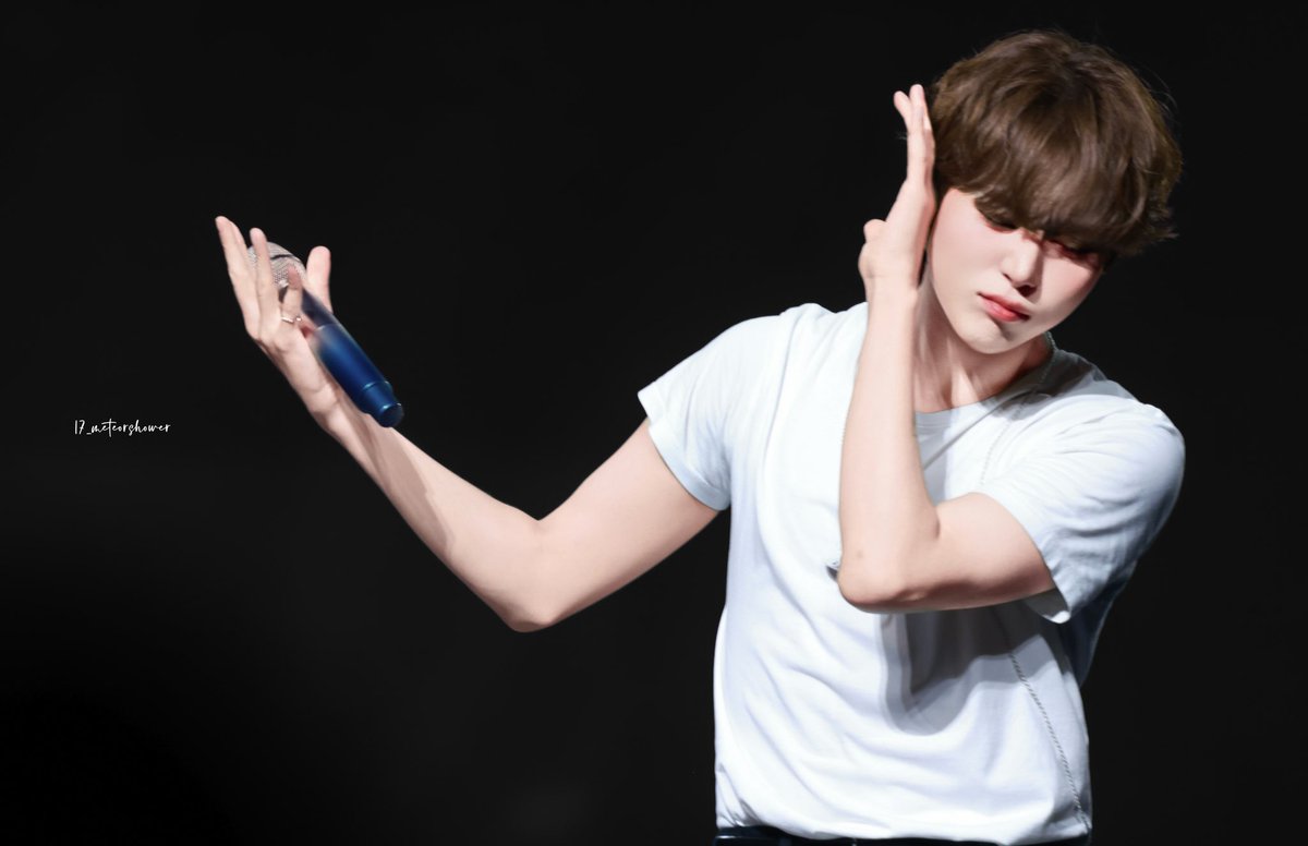 Boo_zhiren's tweet photo. 에코 이 안무 볼 때마다 주목하는 것
“손크기” https://t.co/xY57pRlnMY