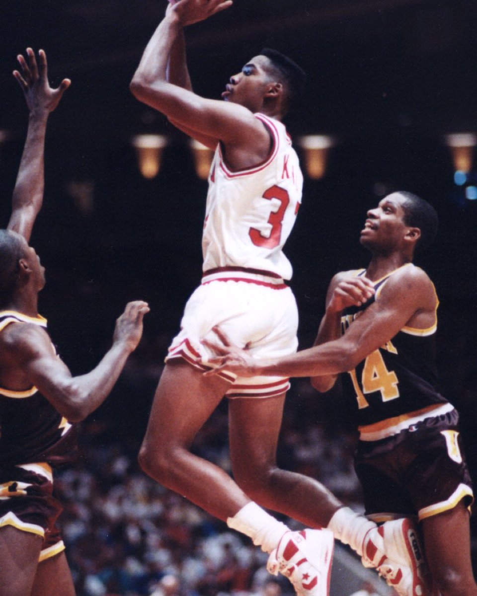 OU_MBBall's tweet photo. One of the greatest to do it in a Sooners uniform. Forever in our hearts. https://t.co/ZZ4ADoFlwh
