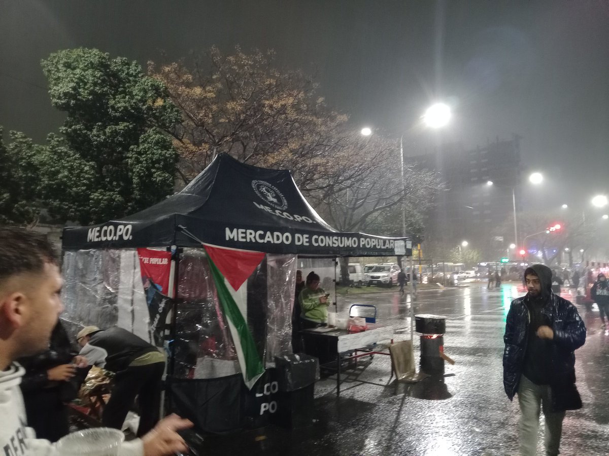 elcucharangobam's tweet photo. Hay guiso a 2 lucas. Los libertarios que no están llegando a fin de mes son bienvenidos. Acá no se disfruta el hambre de nadie. https://t.co/sO3V0lNOkq