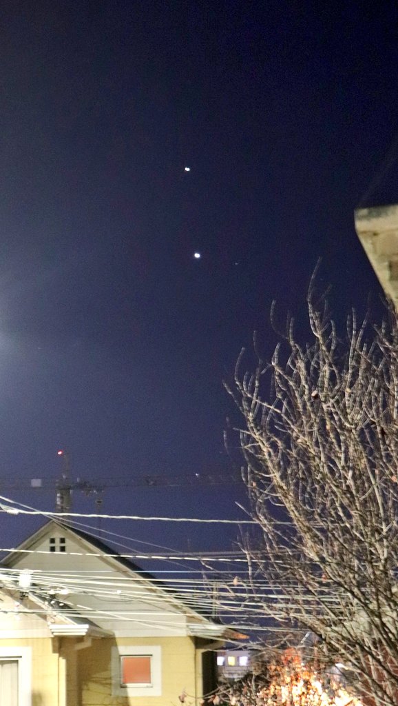 EmisorDigital's tweet photo. Mirando en Rancagua hacia al noroeste, a las 1920 hrs. domingo 7 de junio 2026 los dos puntos que se ven brillantes y aparentemente alineados, en la imagen a la izquierda, según SkyView a la derecha son Venus y Júpiter.
@AstroUDP @AstroUchile 
@NASASolarSystem https://t.co/I0VdSJeYhL