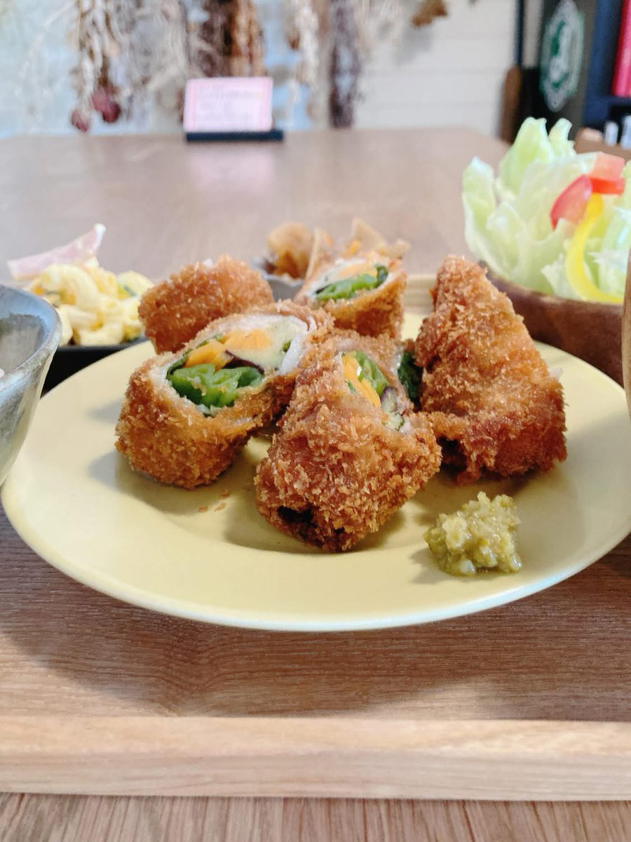 lilac39's tweet photo. 梅雨入りの月曜日
今週の気まぐれランチは【野菜の肉巻きフライ】
アクセントに柚子胡椒を添えてありますのでお好みでどうぞ

11日(木)のバータイムと12日(金)のランチタイムは臨時休業します
ご足労無きようよろしくお願いします◯ https://t.co/htv0ajFpMO