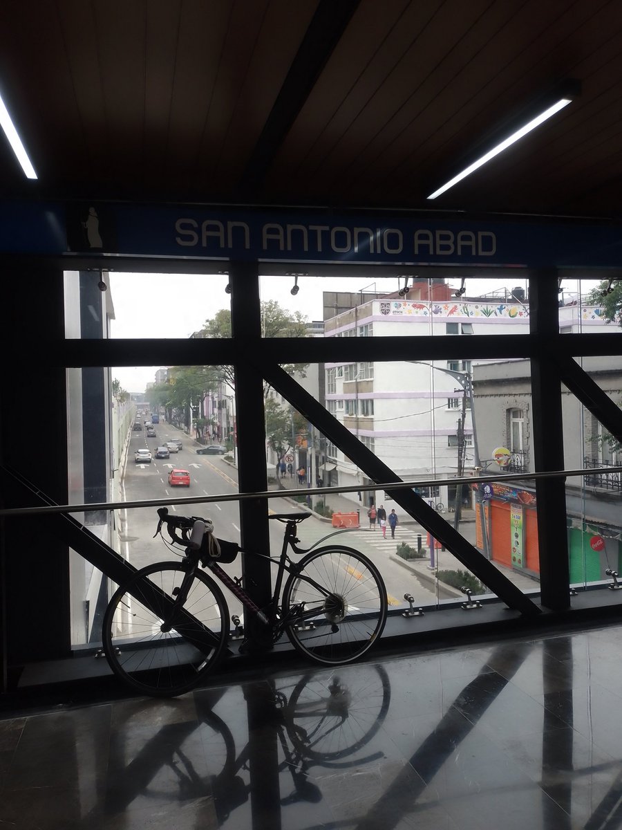 MagicianMurdock's tweet photo. Me entrevistaron con mi bici en el nuevo #ParqueElevado (iba abajo de la bici, caminando) Si me ven me lo mandan. Vivan los espacios peatonales, bike &amp; pet friendly 

De igual manera si hubieran hecho el parque a pie de calle quitando espacio a los autos se hubieran encabronado. https://t.co/sg32vYeGOz