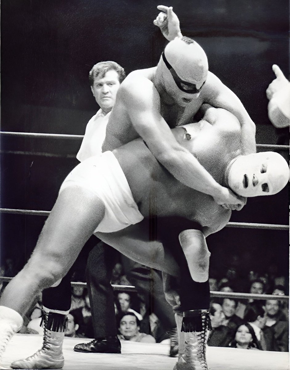 LuchaLibreYYa's tweet photo. Se enfrentaban dos TITANES, dos compadres, dos leyendas. El Solitario y Dr. Wagner. #FotoDelRecuerdo https://t.co/EZc10z2mlb