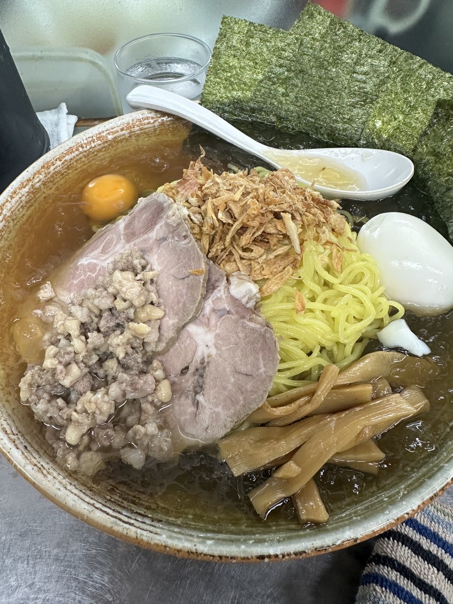 aranami831's tweet photo. 神保町 覆麺智
土曜の絶品栄螺清湯が大将の心意気により冷やしとなって月曜朝にHe is Back！宝石の様に輝くジュレ出汁を一口頬張ると澄み切った栄螺の潮の旨味が爽快に栄螺！栄螺の身と肝が擦り潰されたソースが絡んだ麺は濃厚なビター感と磯感がもったり最高や！〆の出汁割で大満足！ご馳走様でした！ https://t.co/134N4I1N35