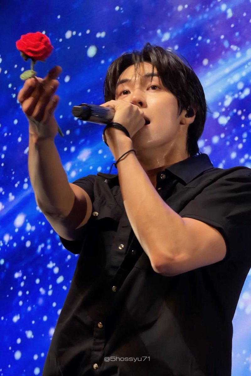 5hossyu71's tweet photo. 260606 어썸스테이지 부산 Day1

장미랑 너무 잘 어울리는 지곰

#이승협 #엔플라잉 https://t.co/0bZ7vb79Vx