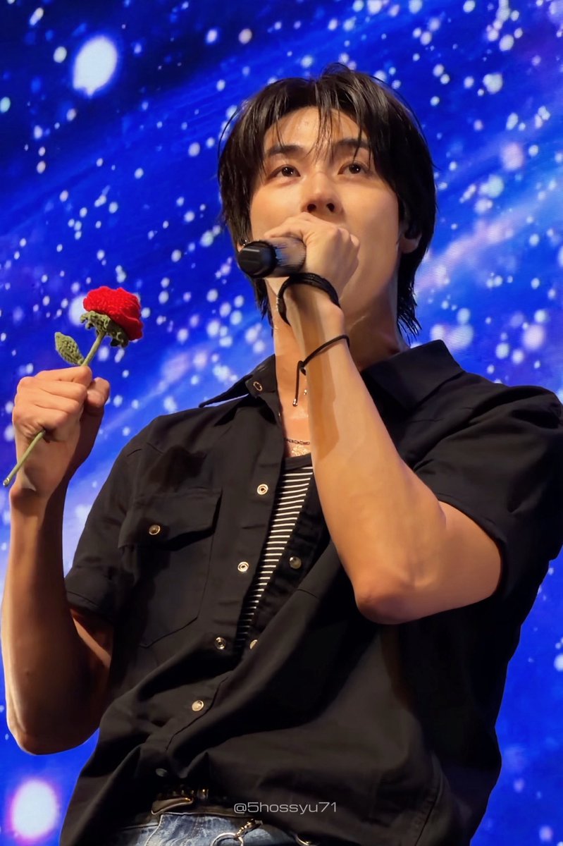 5hossyu71's tweet photo. 260606 어썸스테이지 부산 Day1

장미랑 너무 잘 어울리는 지곰

#이승협 #엔플라잉 https://t.co/0bZ7vb79Vx