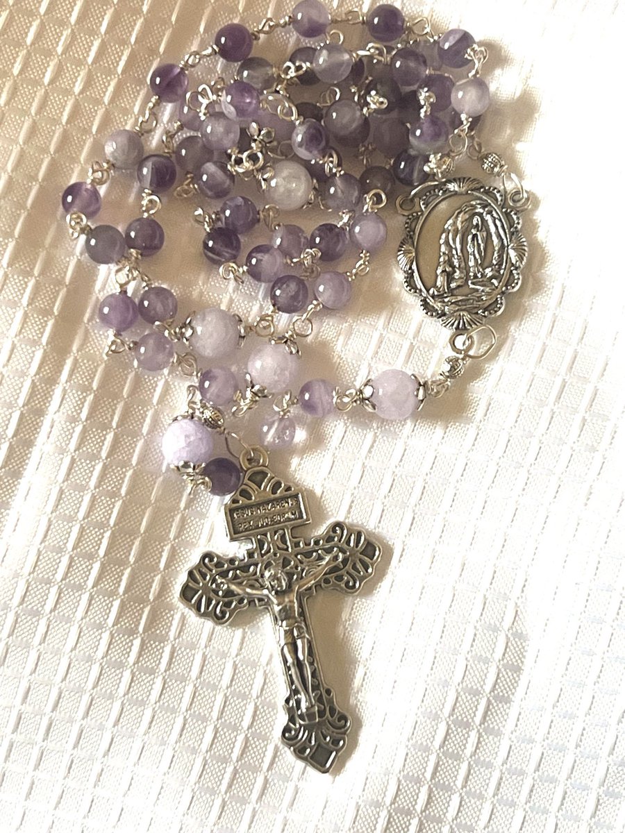 PrayTheRosary's tweet photo. Pray the Rosary everyday https://t.co/gTNeBpg3RQ