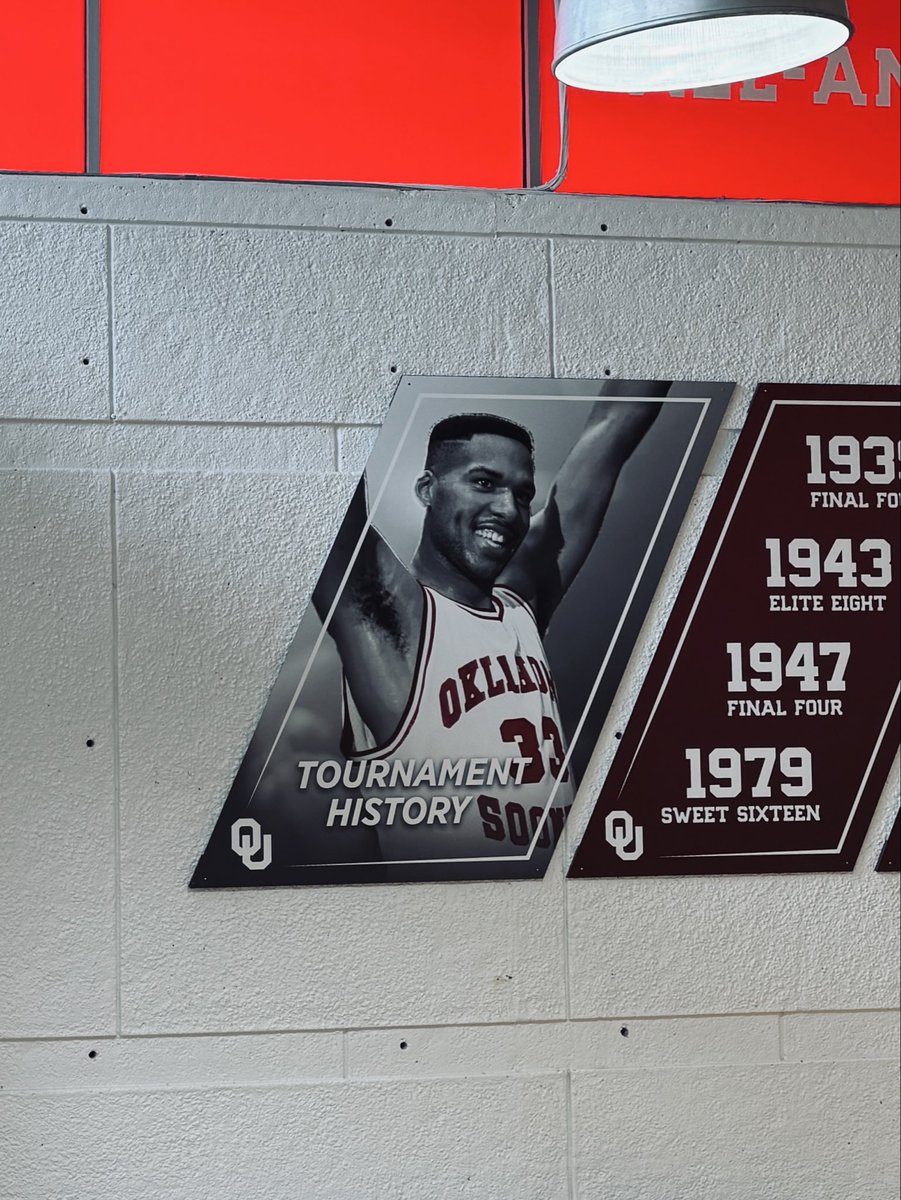 TheTraeYoung's tweet photo. Being in the gym today that Stacey King helped build… then hearing the news😭😔 
My deepest condolences to the Family! 
Stacey King will never be forgotten🙏🏽❤️ https://t.co/5cpzEsP0hJ