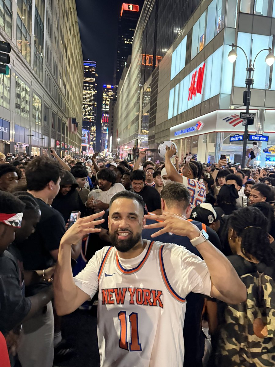 BrianFromWork's tweet photo. WE OUTSIDEEEE 🗽 https://t.co/L1hluzEyI3