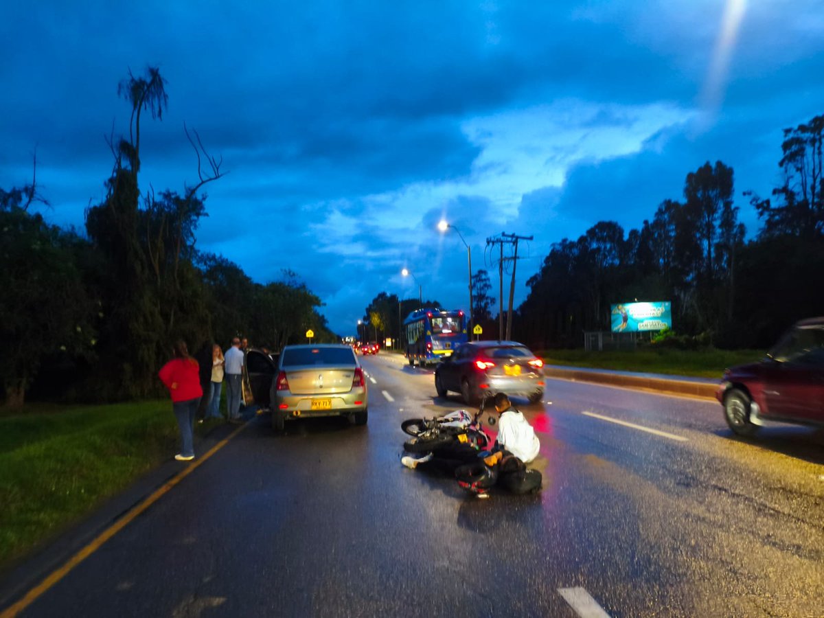 RutaBogotaNorte's tweet photo. #Atención | (06:50 p.m) 🚑 Se presenta accidente a la altura de la calle 213 sobre la #AutoNorte en dirección Bogota - Chia, generando congestión en el sector. Nuestro equipo atiende la situación en el punto. #SeguridadVial https://t.co/u3n3VQ3mpA