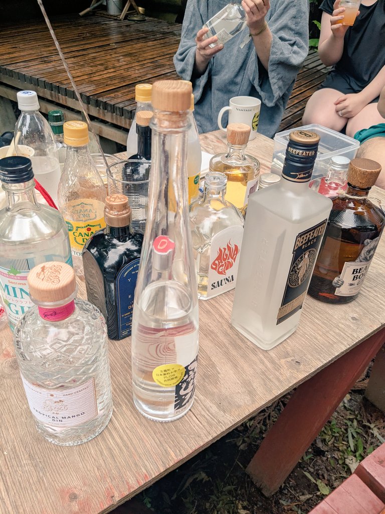 bon1137's tweet photo. 【世界中で愛される蒸留酒「ジン（Gin）」を名乗るためには、香りづけにジュニパーベリーを使用することが法的に義務付けられています】

昨日初めて知った😳😅 https://t.co/ePmiHKueSO