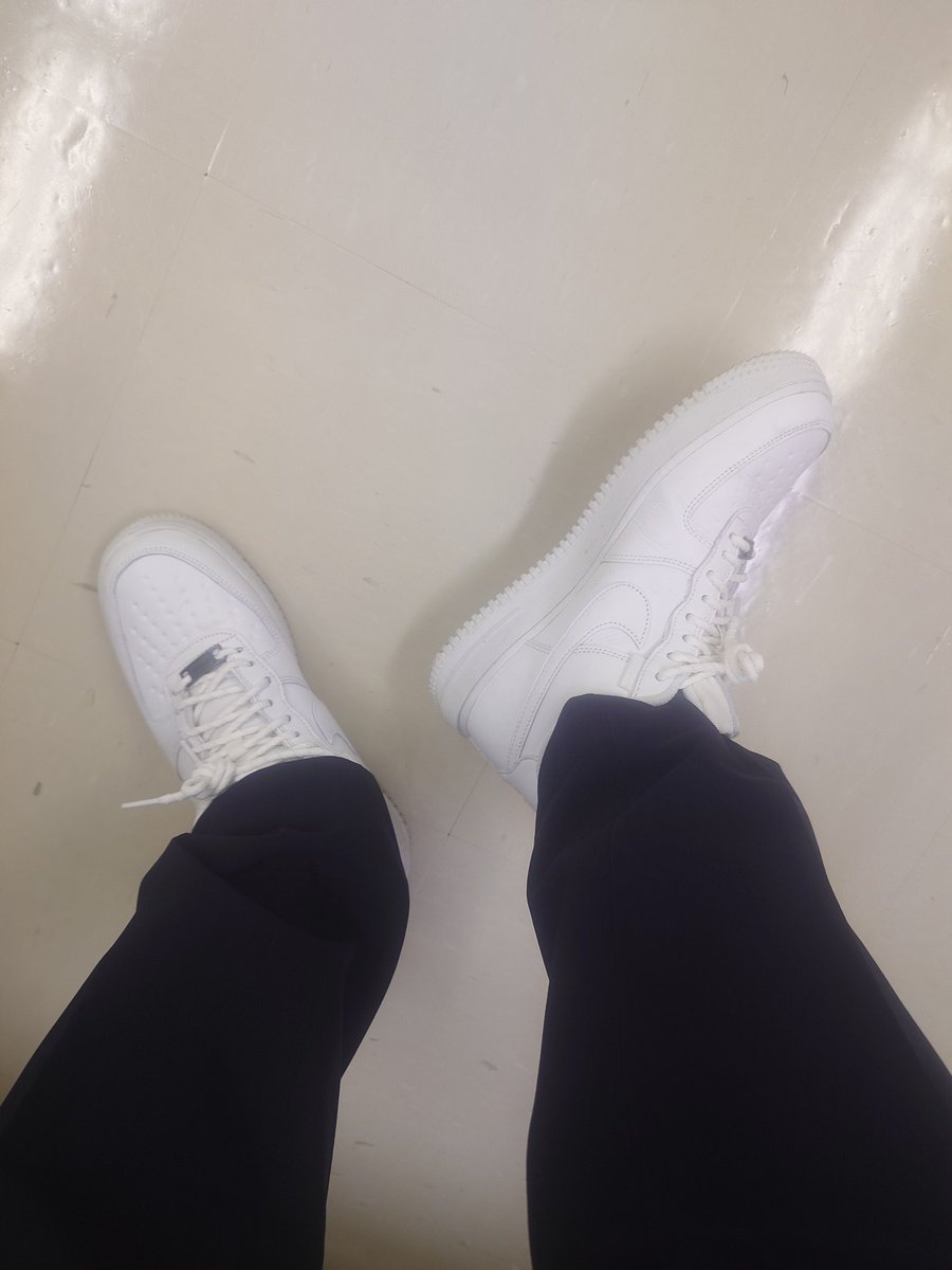 osalepsy's tweet photo. 学会終了後の週明け。
色々思うところはありますが、
今週からも前を向いて頑張ります💪
雨の予報なので、
ゴアテックスのエアフォースワンで出勤👟
#小児科
#スニーカー好き小児科医
#発達障害
#発達障害診療 https://t.co/zJhTjl0UFW