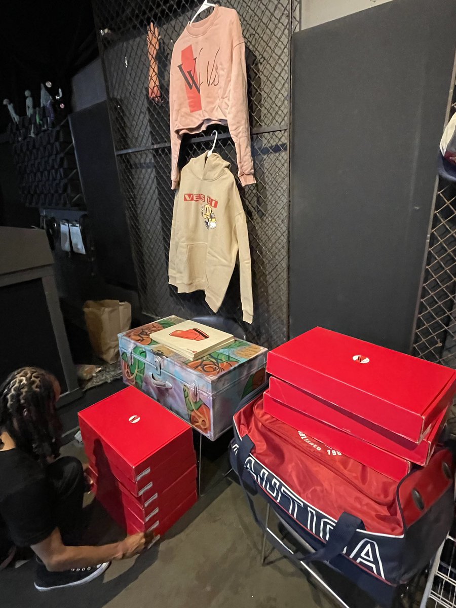 90215raf's tweet photo. Pop up. Set up. @vesvitm https://t.co/vdaaJo8iNl