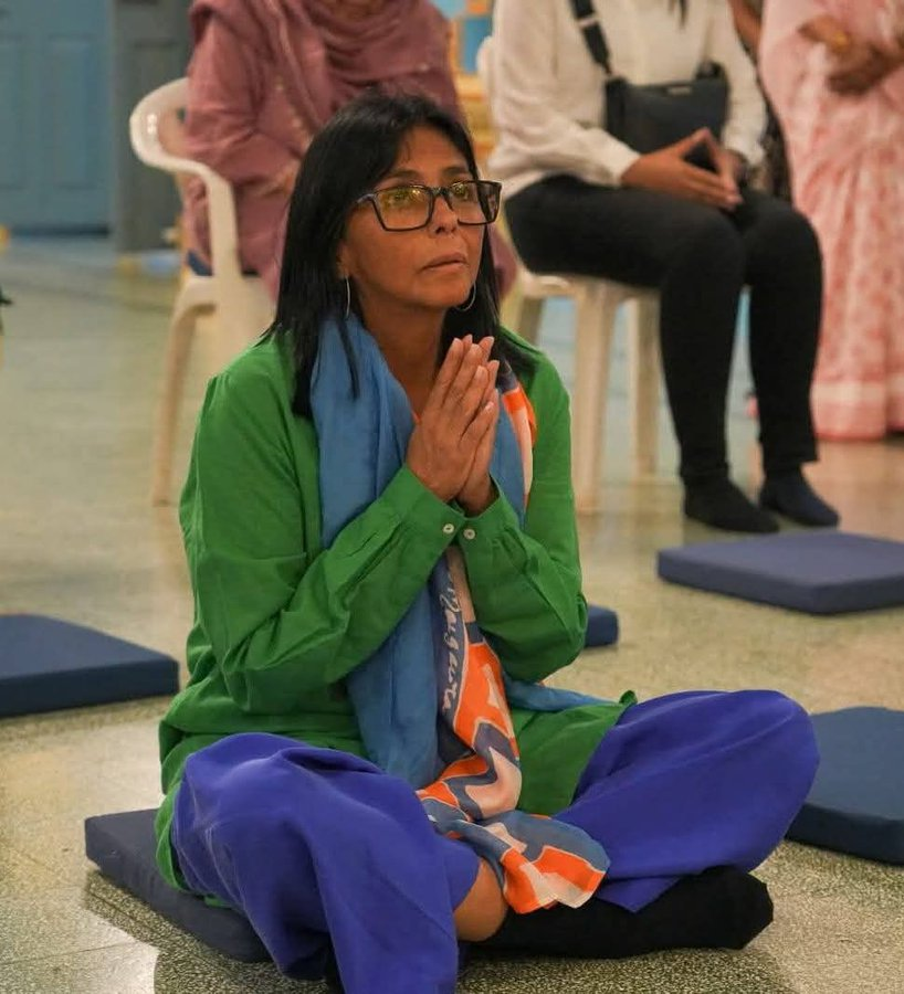 federicoalves's tweet photo. .@delcyrodriguezv  ¿Orando a la diosa Kali en la India?
Diosa del tiempo y el cambio: Su nombre proviene de Kāla, que significa tanto "tiempo" como "negro", o "muerte". Ella representa el tiempo que todo lo consume y el cambio inevitable, el funeral. Aunque su apariencia es temible, para sus devotos es considerada una madre intensamente protectora y amorosa (hay amores que matan), que destruye el ego, la ignorancia y los lazos del apego material para liberar el alma (como le pasó a muchos presos del @SEBIN_OFICIAL).
Tradicionalmente nace de la frente de la diosa Durga durante una batalla feroz contra las fuerzas demoníacas. Kali se manifiesta cuando la ira cósmica es necesaria para restaurar el equilibrio del universo.