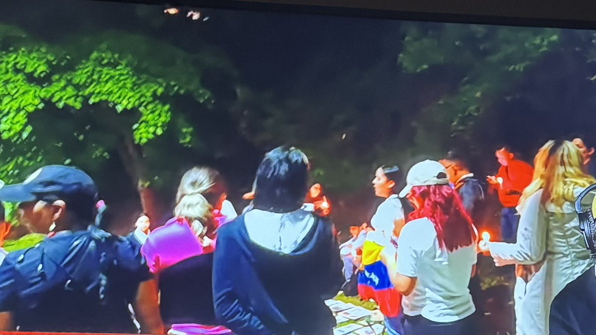 freddyzur's tweet photo. 🚨 NOTICIA EN DESARROLLO

Familiares de los presos se movilizan hacia la Embajada de los Estados Unidos con la intención de instalar un campamento permanente frente a la sede diplomática, como medida de presión para exigir respuestas y acciones concretas sobre la situación de sus seres queridos.

Los manifestantes aseguran que mantendrán su presencia en el lugar de forma pacífica hasta ser escuchados. La protesta busca visibilizar el drama que enfrentan decenas de familias que continúan reclamando justicia, información y la liberación de los detenidos.

La situación continúa desarrollándose y se espera una mayor concentración de familiares y activistas en las próximas horas. Estaremos atentos a cualquier actualización. #ÚltimaHora #NoticiasEnDesarrollo #Venezuela