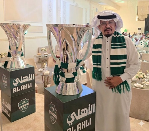 BakheetTali's tweet photo. لقطةٌ لي مع كأسَي النخبة في الحفل الذي أقامه عضو الشرف الأهلاوي مبارك السلمي
كنت بصحبة صديقي الأهلاوي الشيخ خضران بن مقباس @khodran81gmail1

لم تكن صورة مع كأسين
بل كانت وقفة أمام حلمين تحوّلا حقيقة

كبيرُ القارة،لم يتخلَّ عن وعده
حضر في الموعد كالكبار، وكتب قصة لا تنسى
#الأهلي https://t.co/ZLE8FTSYSv