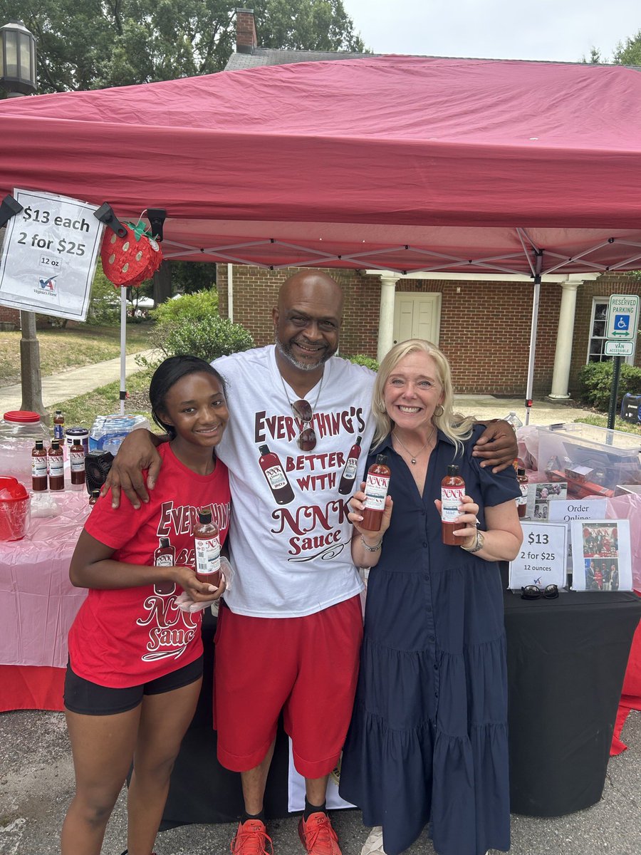 ShannonTaylorVA's tweet photo. 44 years of strawberries, community, and Hanover County pride. The Ashland Strawberry Faire did not disappoint. 🍓 https://t.co/by2XUnjWJ1