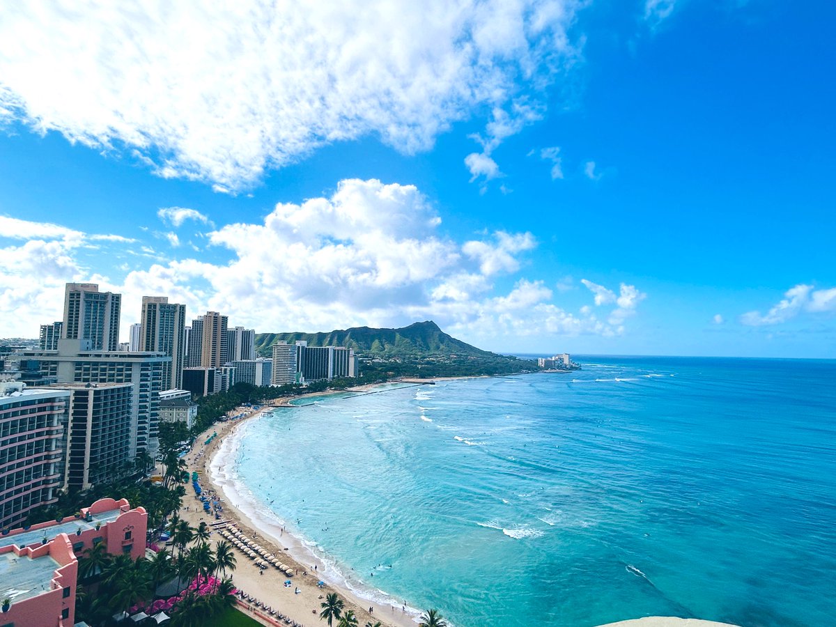 goHawaiiJP's tweet photo. Aloha kakahiaka!
おはようございます！

ワイキキは今日もコバルトブルーの海🏖️
週初めにパワーをお届けします😊 https://t.co/6OjWhTRTKB