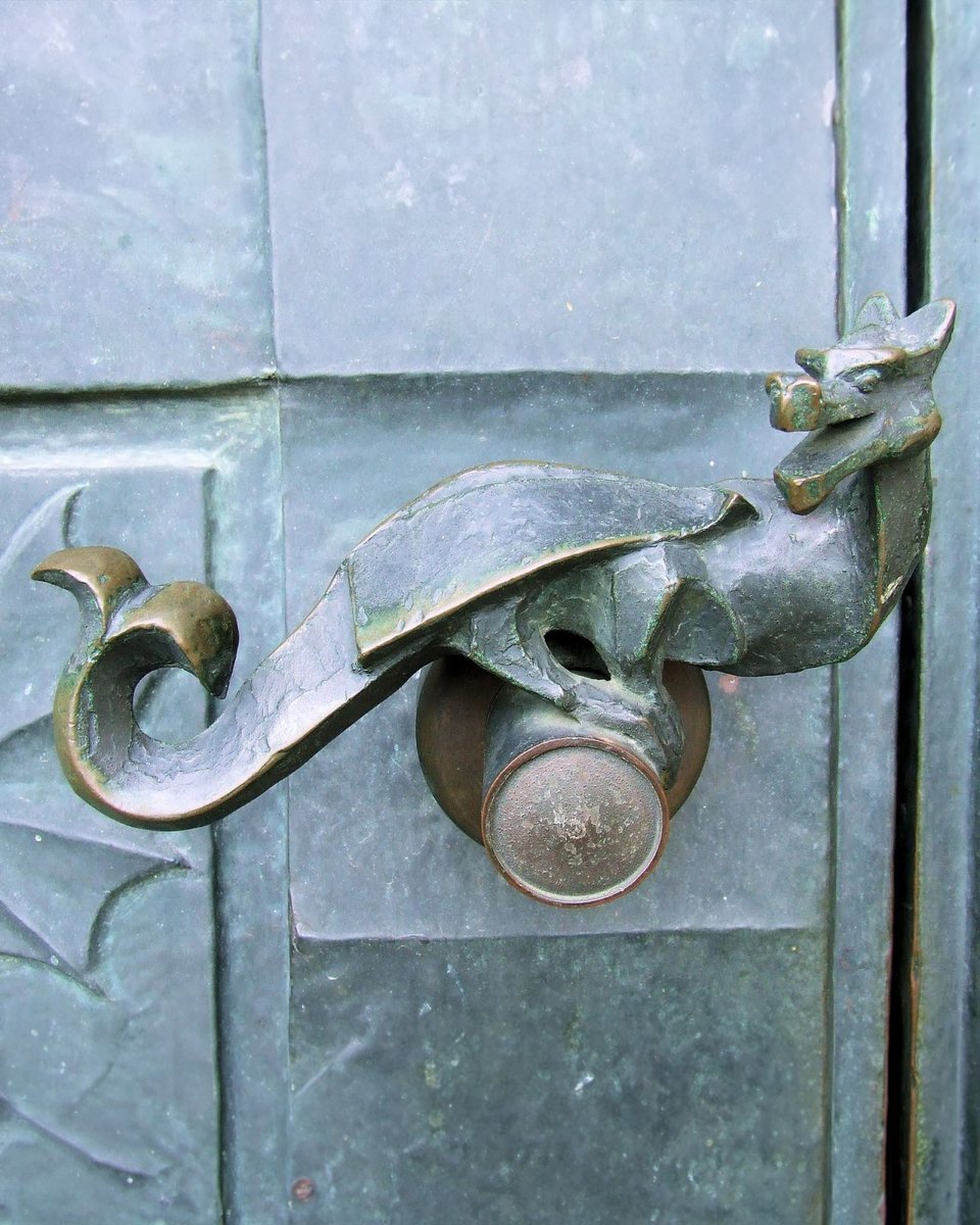 archpng's tweet photo. A dragon-shaped door handle at Simontornya Castle in Hungary.

The castle dates back to the 13th century, but this bronze handle was made for the site’s 700th anniversary, marked by the dates 1270 and 1970 on the main gate. https://t.co/meavgSnhi2