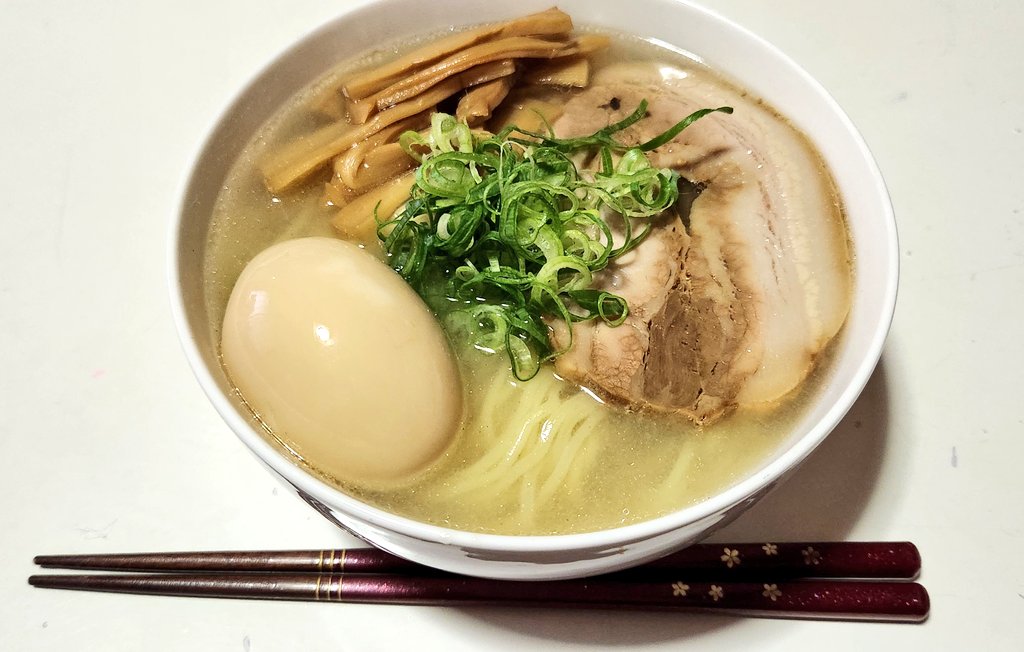 i7_21's tweet photo. 昨日は長男リクエストで、旦那さんが作ってくれたラーメンでした。松江ラーメン！今回は塩味でした。醤油もめちゃめちゃ美味しいのでぜひみんな食べてみて欲しい���
#なかたか #松江ラーメン #あごだし #塩ラーメン #山陰グルメ #山陰 https://t.co/XaZIA5lrKb