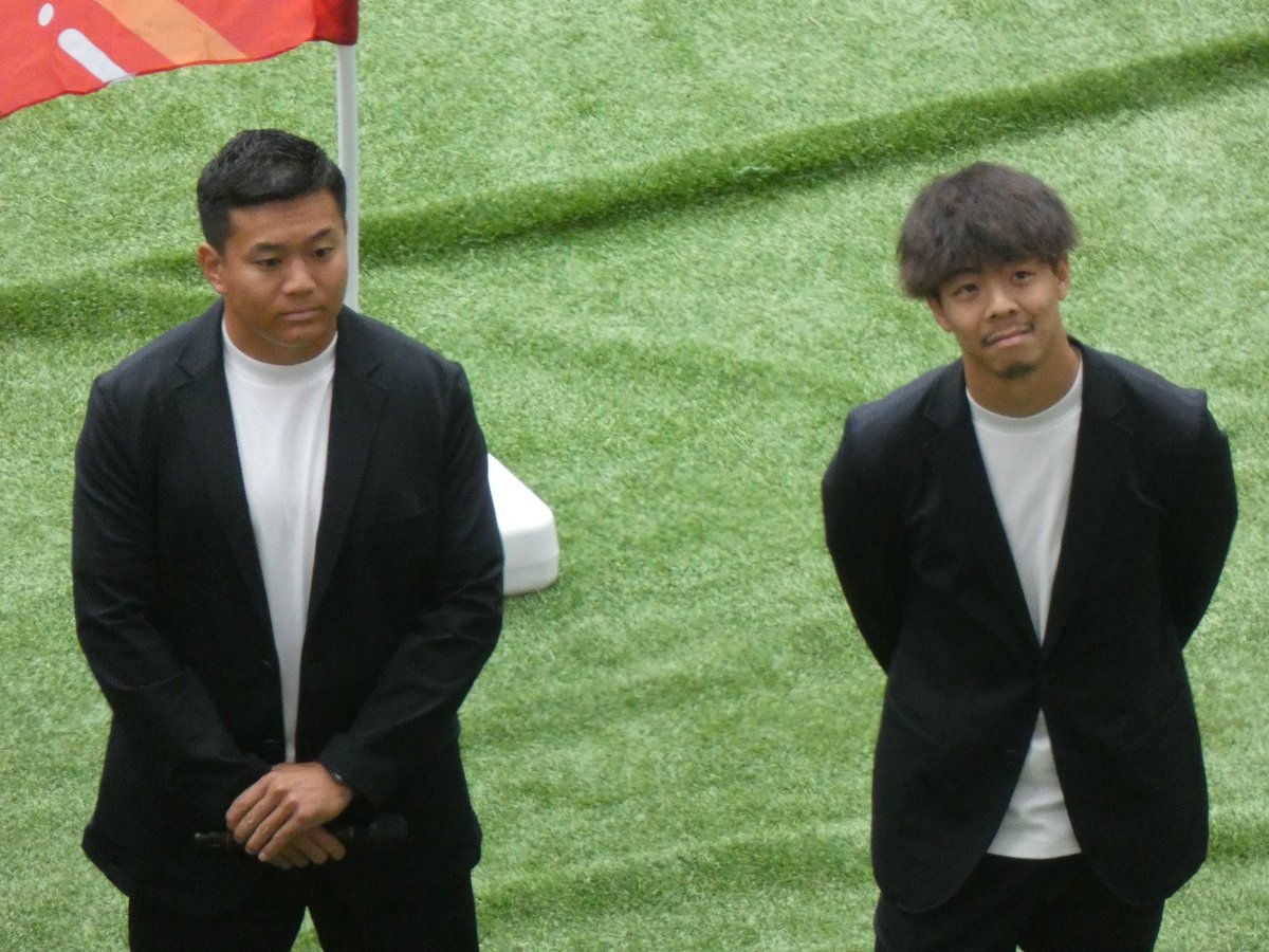 kikizake's tweet photo. 「イベントは、(用意した3層の)ご自身の席でご覧ください」というので3層でやってくれるのかと思ったのだが、何でこんな構成に。
忍君も「聞こえてるかな」的に何度も見上げてくれてた。
せめてバッキングのスピーカー置くとか出来なかったの？ https://t.co/zNVo5X5vvx