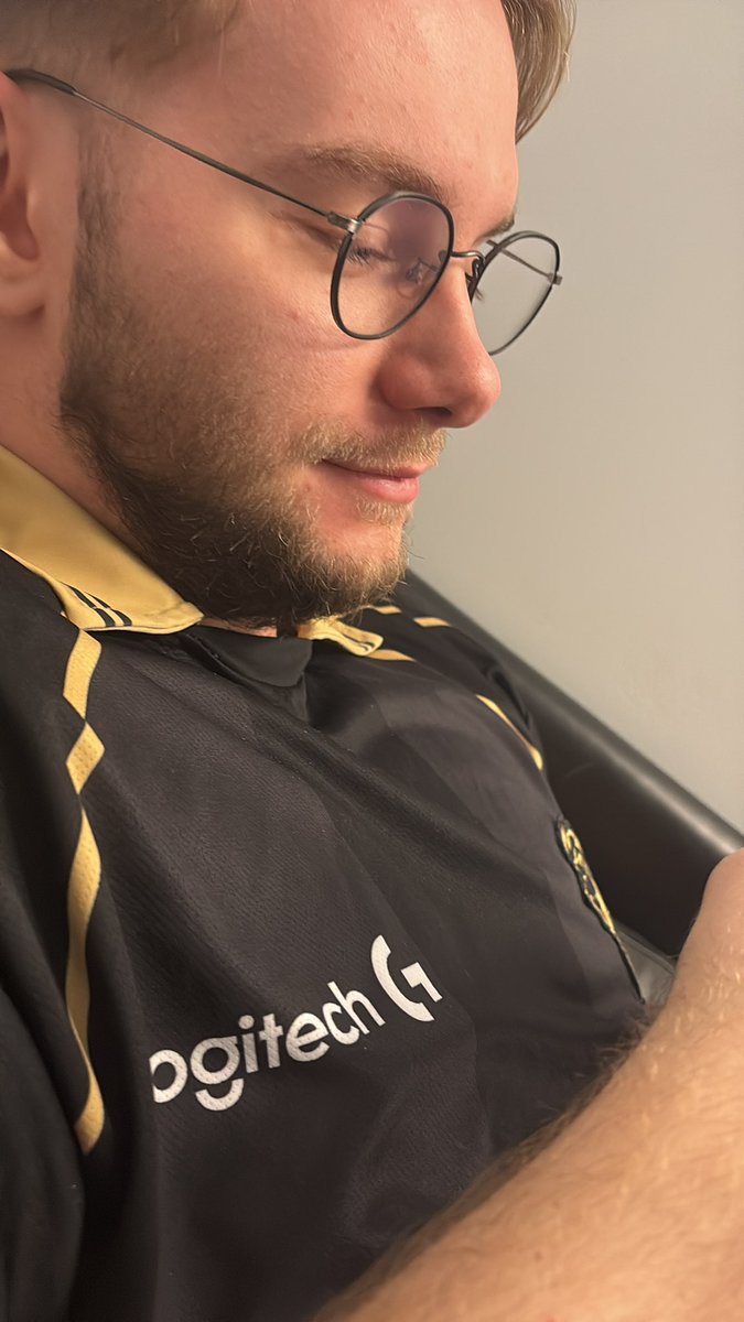 SaintL0L's tweet photo. Beating up and old man doesn’t feel good after all ..
And here is worst teammate https://t.co/ob3XLsojLI