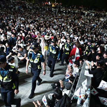 K_Frontline_'s tweet photo. 🗳️ Why are citizens forced to do the NEC's job? 🗳️

Advocates marched through Jamsil Olympic Park on June 7. They demanded transparency from the NEC after repeated management lapses.

The NEC claims independence, yet citizens now do its job for free. When bureaucracies fail, the public must hold the line to protect the vote.

Is this what a functioning state looks like?

#Jamsil #ElectionIntegrity #NEC