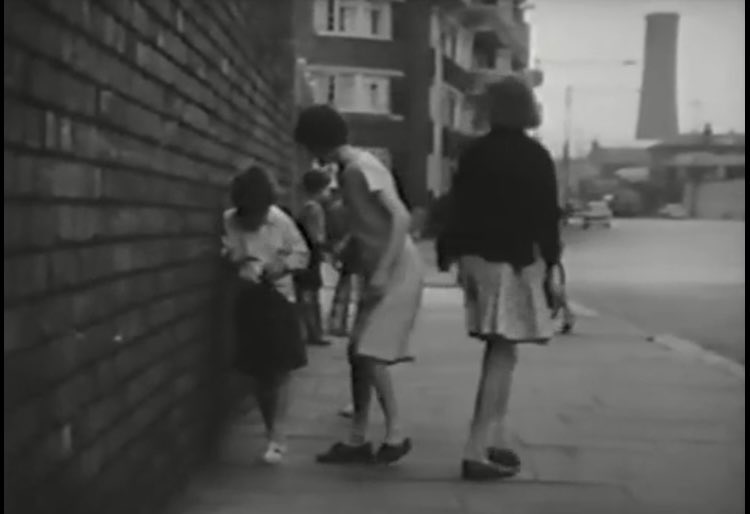 George2Hello's tweet photo. 英国映画”Ferry Cross The Mersey”(1964)
オマケ画像。
ジョージ・マーティンの顔も見える録音場面と、あと3枚は、先のポストでも言及した、よくぞこれを撮って遺してくれたと思うリヴァプールの街路場面。 https://t.co/OT4gu7tIQX
