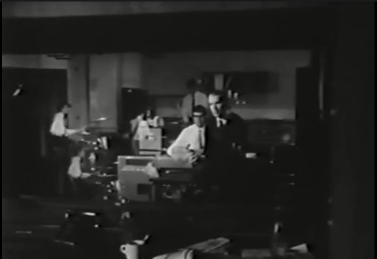 George2Hello's tweet photo. 英国映画”Ferry Cross The Mersey”(1964)
オマケ画像。
ジョージ・マーティンの顔も見える録音場面と、あと3枚は、先のポストでも言及した、よくぞこれを撮って遺してくれたと思うリヴァプールの街路場面。 https://t.co/OT4gu7tIQX