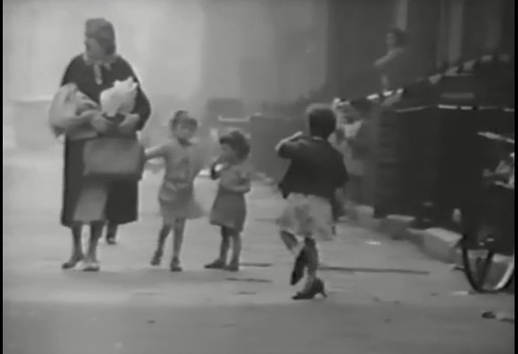 George2Hello's tweet photo. 英国映画”Ferry Cross The Mersey”(1964)
オマケ画像。
ジョージ・マーティンの顔も見える録音場面と、あと3枚は、先のポストでも言及した、よくぞこれを撮って遺してくれたと思うリヴァプールの街路場面。 https://t.co/OT4gu7tIQX