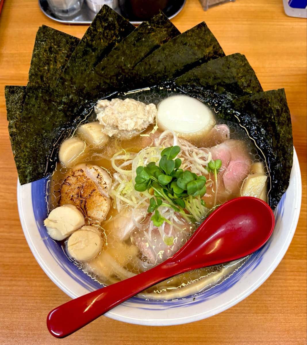 ra_men_niki's tweet photo. 衝撃的な旨さのラーメンで失神寸前！

帆立以上にホタテの味がした‼️まさに贅沢な『海の玉手箱』の出現です。

東京都の西巣鴨にある『中華そば 半ざわ』さんの昨日の限定の一杯がヤバい。 https://t.co/tD9fJJ3drH