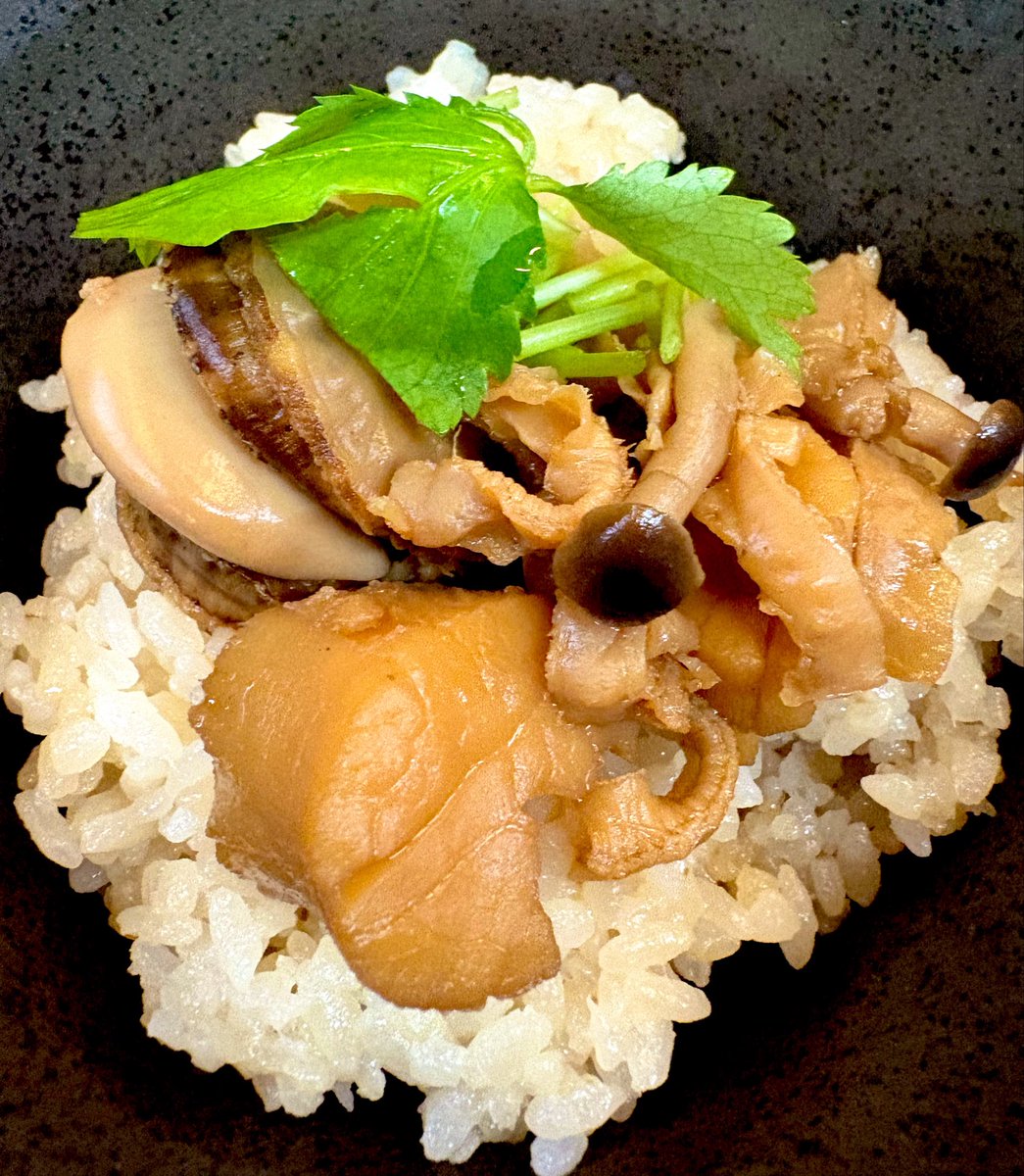 ra_men_niki's tweet photo. 衝撃的な旨さのラーメンで失神寸前！

帆立以上にホタテの味がした‼️まさに贅沢な『海の玉手箱』の出現です。

東京都の西巣鴨にある『中華そば 半ざわ』さんの昨日の限定の一杯がヤバい。 https://t.co/tD9fJJ3drH