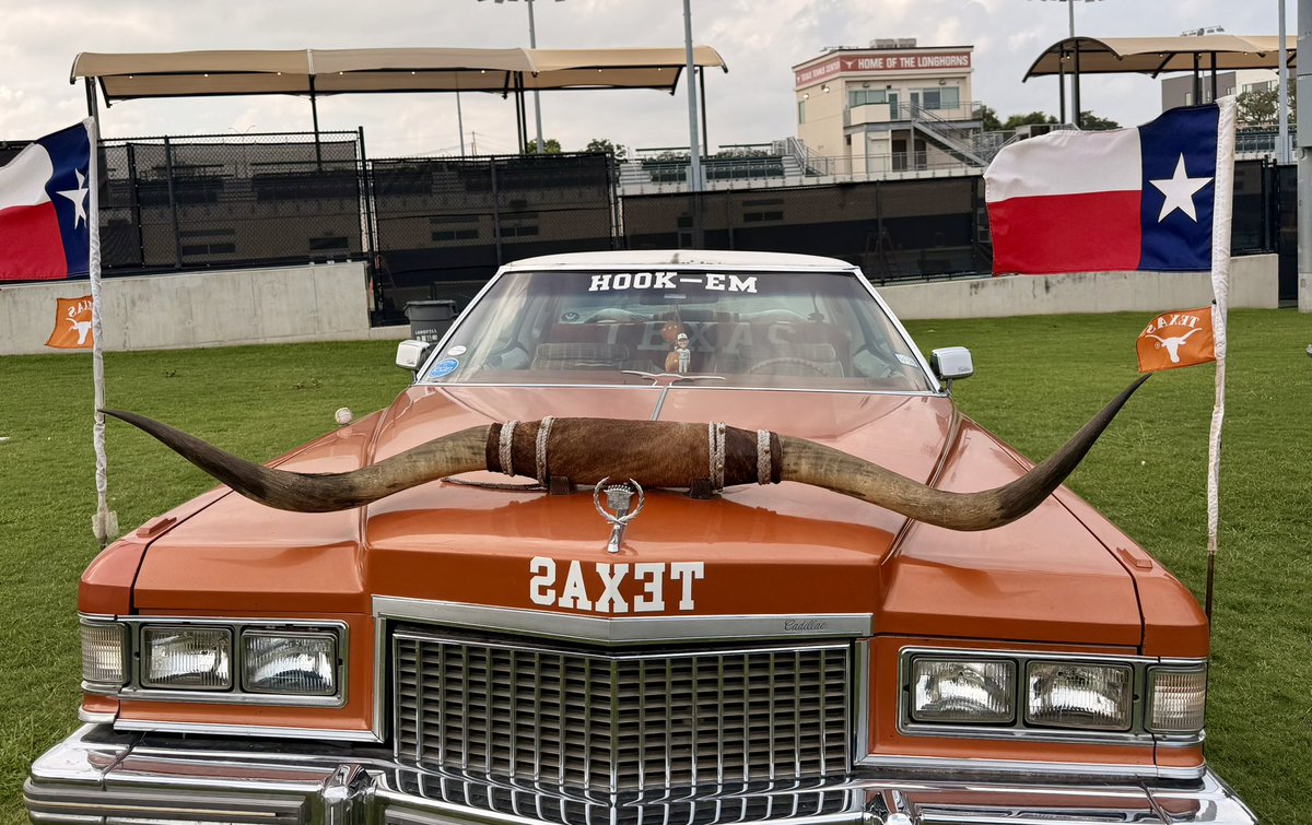 ZachAtTheDisch's tweet photo. Scott’s caddy is at the Disch tonight as @TexasBaseball takes on @OregonBaseball with a chance to advance to Omaha

#HookEm 🤘🏻🐂⚾️ https://t.co/reLAJcC5aF