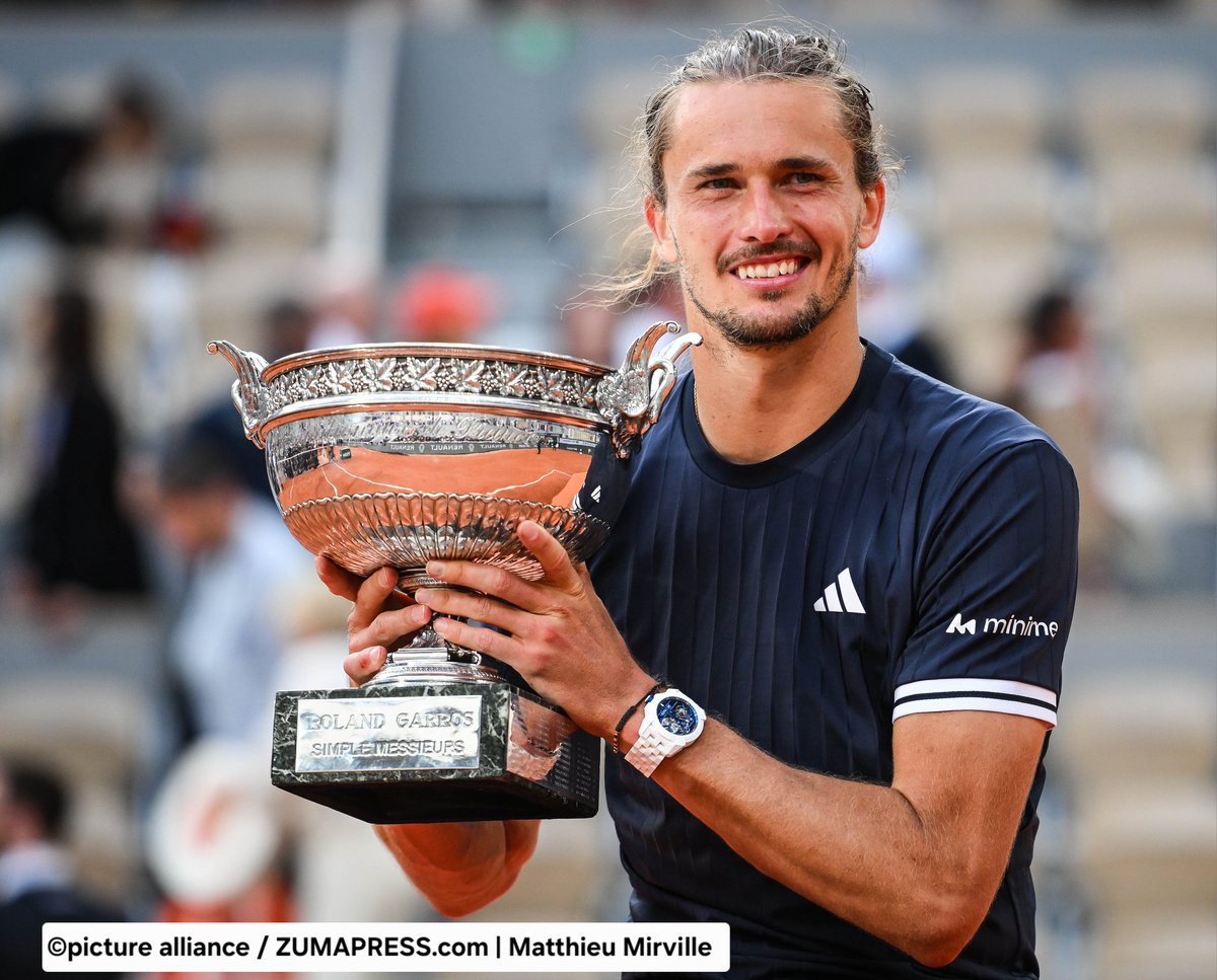 EmbAlemaniaCOL's tweet photo. Dejando a un lado la fiebre del mundial de ⚽️,  Alemania también sabe jugar al tenis 🎾. Felicitaciones a Alexander Zverev por coronarse hoy campeón en Roland Garros. https://t.co/8hNoEjBVRq