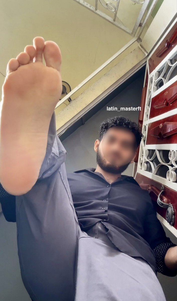 latin_masterft's tweet photo. Why aren’t you under my foot yet!? https://t.co/guyhgDBKmw