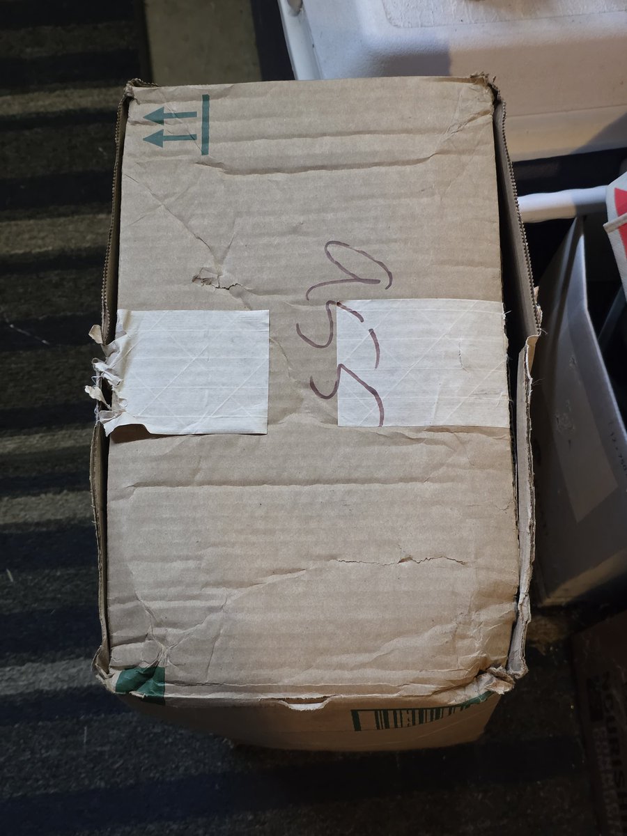 Specneedsmom4's tweet photo. One of the worst @amazon packaging/delivery jobs I've ever received. The box wasn't an Amazon box. It was half dilapidated, due to the 4 items I ordered being placed in too large of a box, and without any cushioning. Then, it was placed on its side in my garage. @AmazonHelp https://t.co/hCftLMab2U