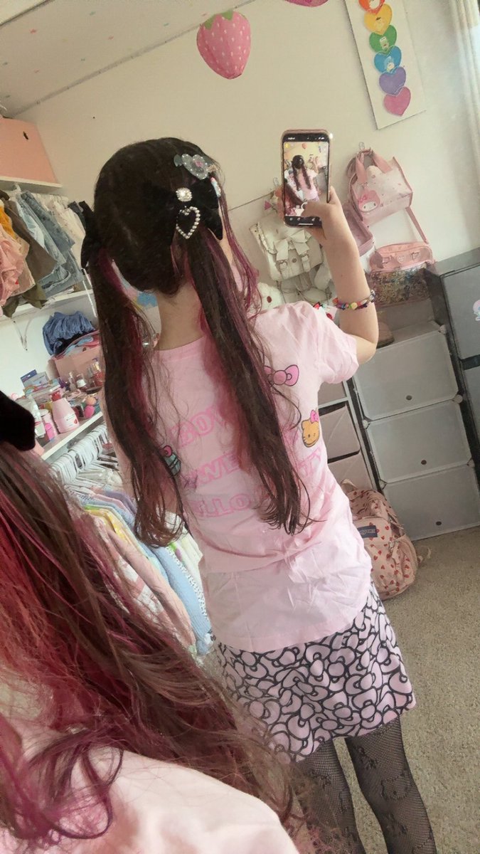 booboomoth's tweet photo. like maybe im just delusional , but my old fits actually had intention .. i didnt just throw on loose pants or the same white skirt every day bc im insecure . i didnt wear nothing but sweaters and always have my hair down or in the claw clip i sleep in . i ACCESSORIZED &amp; wore- https://t.co/02ypDsppOw