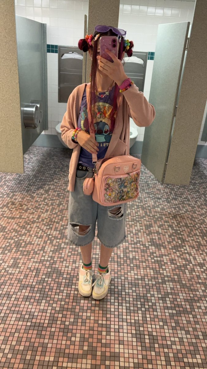 booboomoth's tweet photo. like maybe im just delusional , but my old fits actually had intention .. i didnt just throw on loose pants or the same white skirt every day bc im insecure . i didnt wear nothing but sweaters and always have my hair down or in the claw clip i sleep in . i ACCESSORIZED &amp; wore- https://t.co/02ypDsppOw