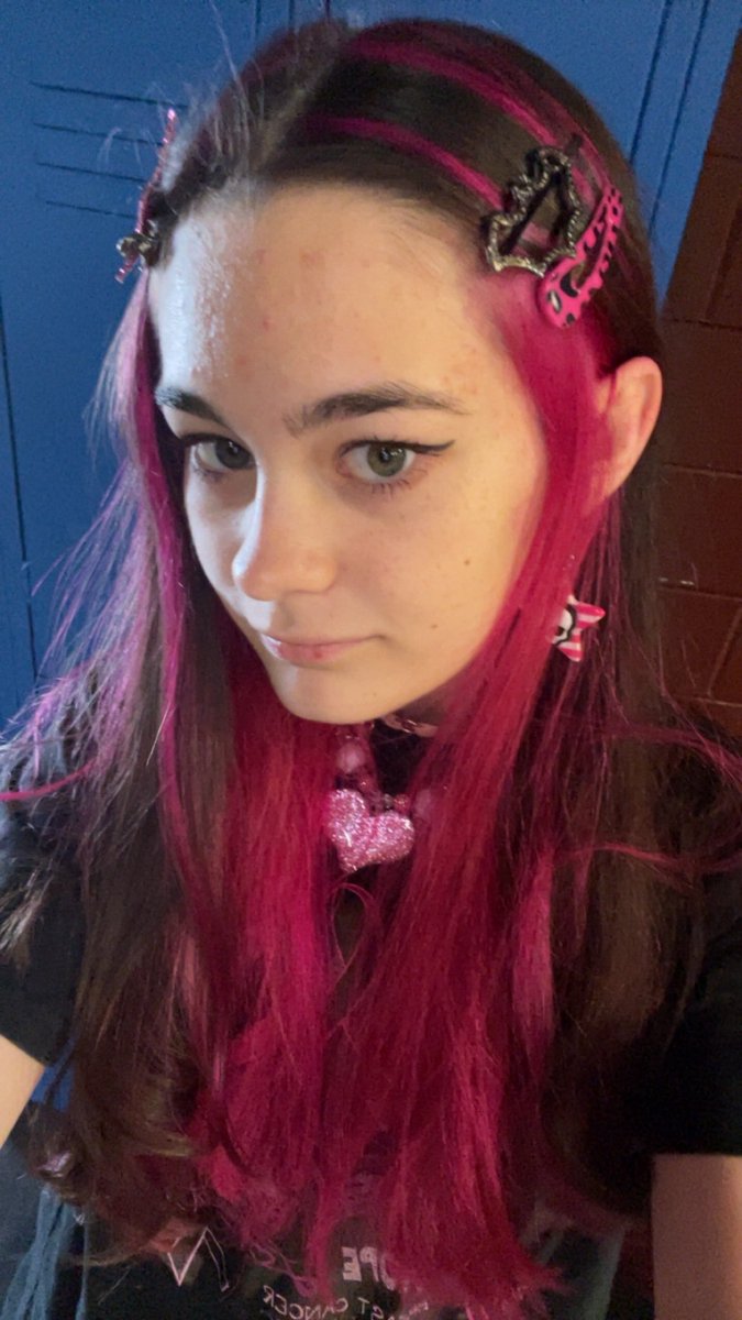 booboomoth's tweet photo. like maybe im just delusional , but my old fits actually had intention .. i didnt just throw on loose pants or the same white skirt every day bc im insecure . i didnt wear nothing but sweaters and always have my hair down or in the claw clip i sleep in . i ACCESSORIZED &amp; wore- https://t.co/02ypDsppOw
