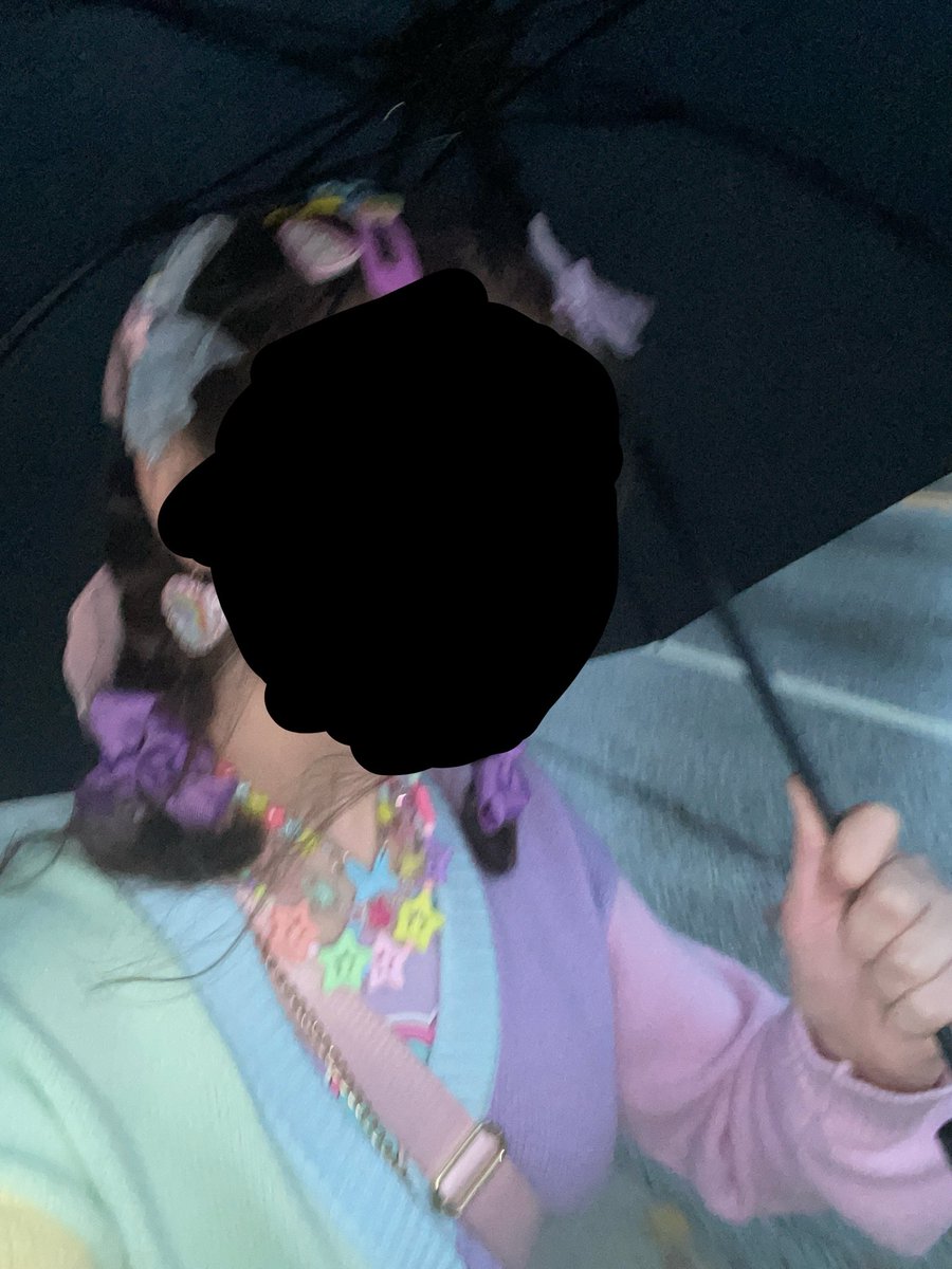 booboomoth's tweet photo. like maybe im just delusional , but my old fits actually had intention .. i didnt just throw on loose pants or the same white skirt every day bc im insecure . i didnt wear nothing but sweaters and always have my hair down or in the claw clip i sleep in . i ACCESSORIZED &amp; wore- https://t.co/02ypDsppOw