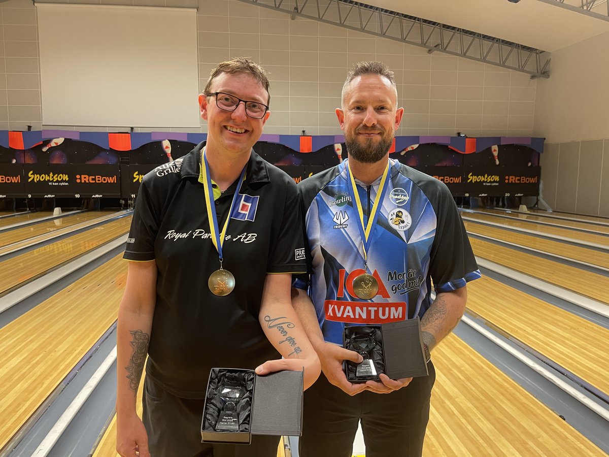 Swebowl's tweet photo. Under söndagen korades elva nya individuella svenska mästare 2026 i bowling. 
Svenska bowlingförbundet säger stort grattis med ett första bildkollage av två med åtta av de elva nya svenska mästarna. 

Läs mer på: https://t.co/YSxbr3pstE https://t.co/s00deulqPY